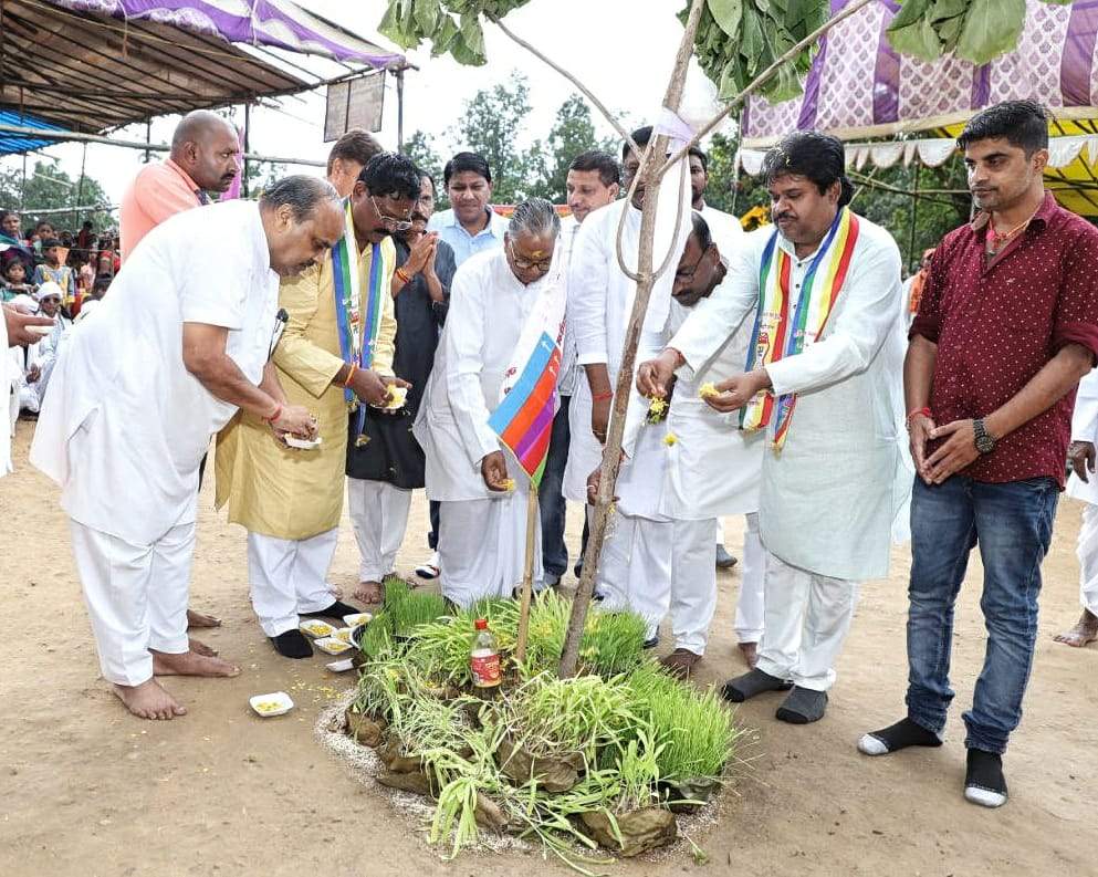 खाद्य मंत्री ने करमा नर्तक दलों का बढ़ाया मनोबल, पौधरोपण भी