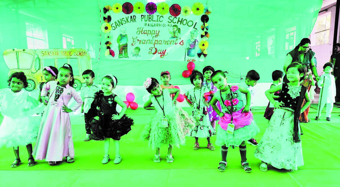बच्चों संग खूब झूमे दादा-दादी, नाना-नानी