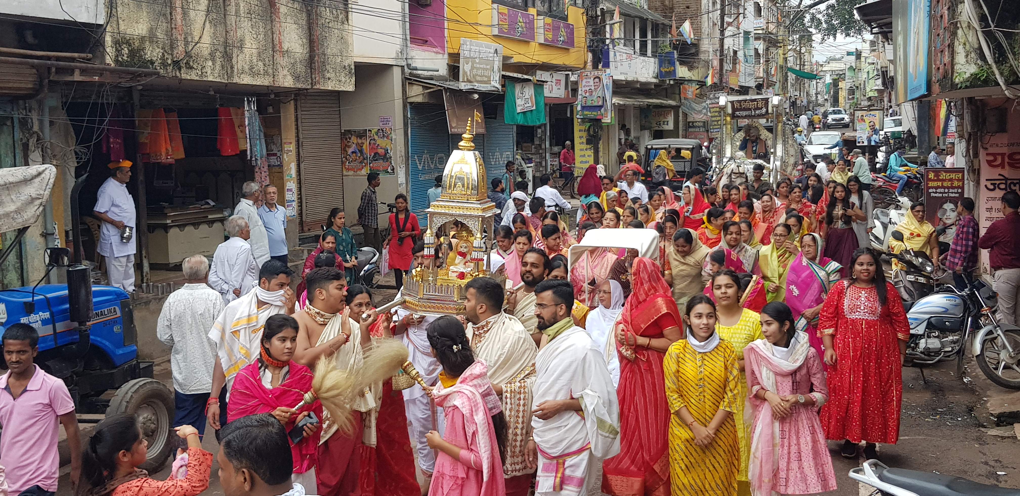 दादा गुरुदेव की पालकी यात्रा निकाली, महिलाओं ने अक्षत से स्वास्तिक बनाकर किया स्वागत