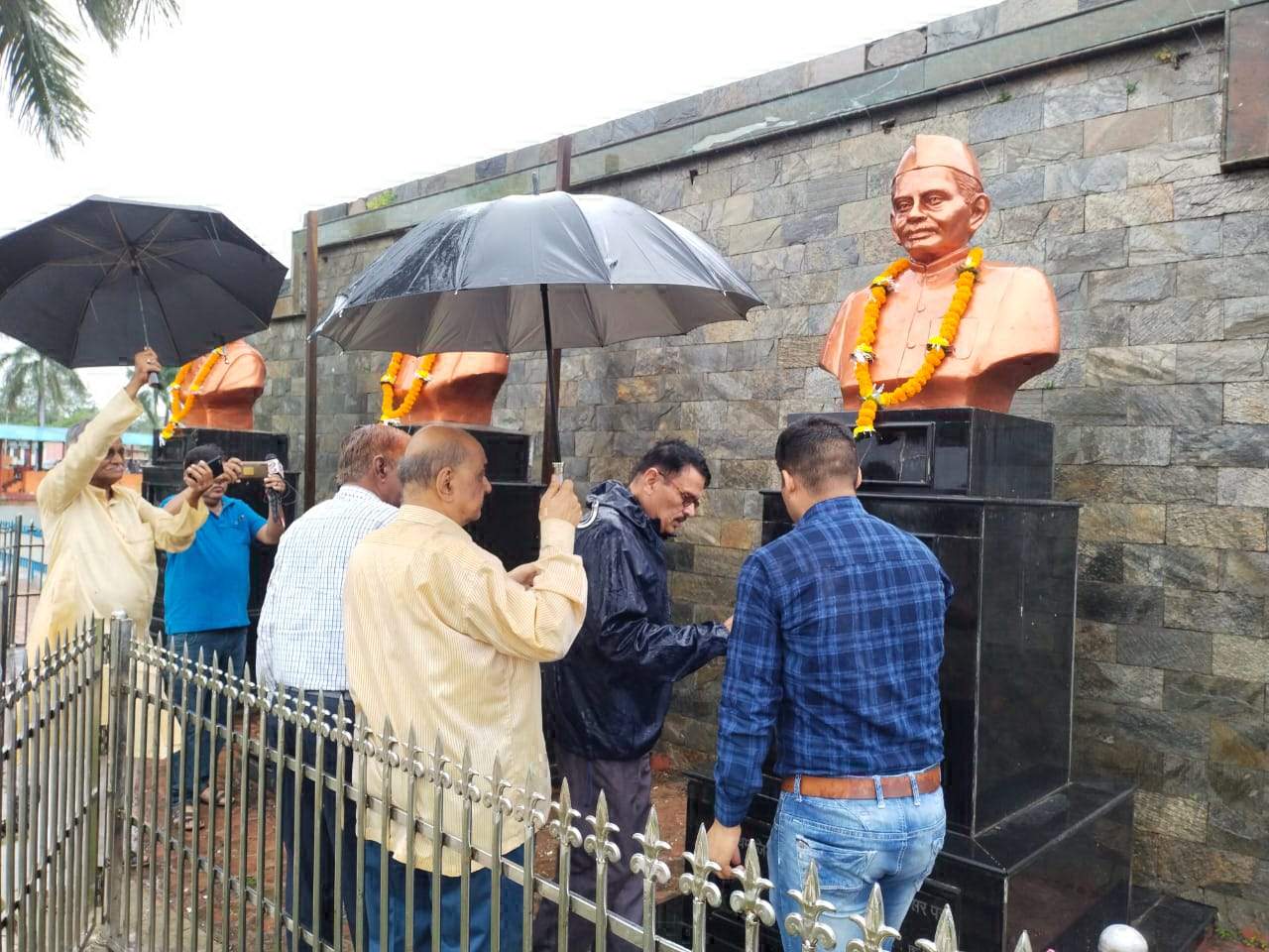 जयंती पर मिश्र को याद करते अर्पित की पुष्पांजलि जयंती पर मिश्र को याद करते अर्पित की पुष्पांजलि