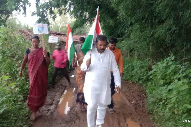 कांग्रेसियों की पदयात्रा, ग्रामीणों की समस्याओं का निदान भी