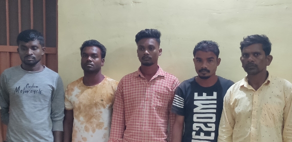 आपसी विवाद पर चाकू से हमला, 5 गिरफ्तार