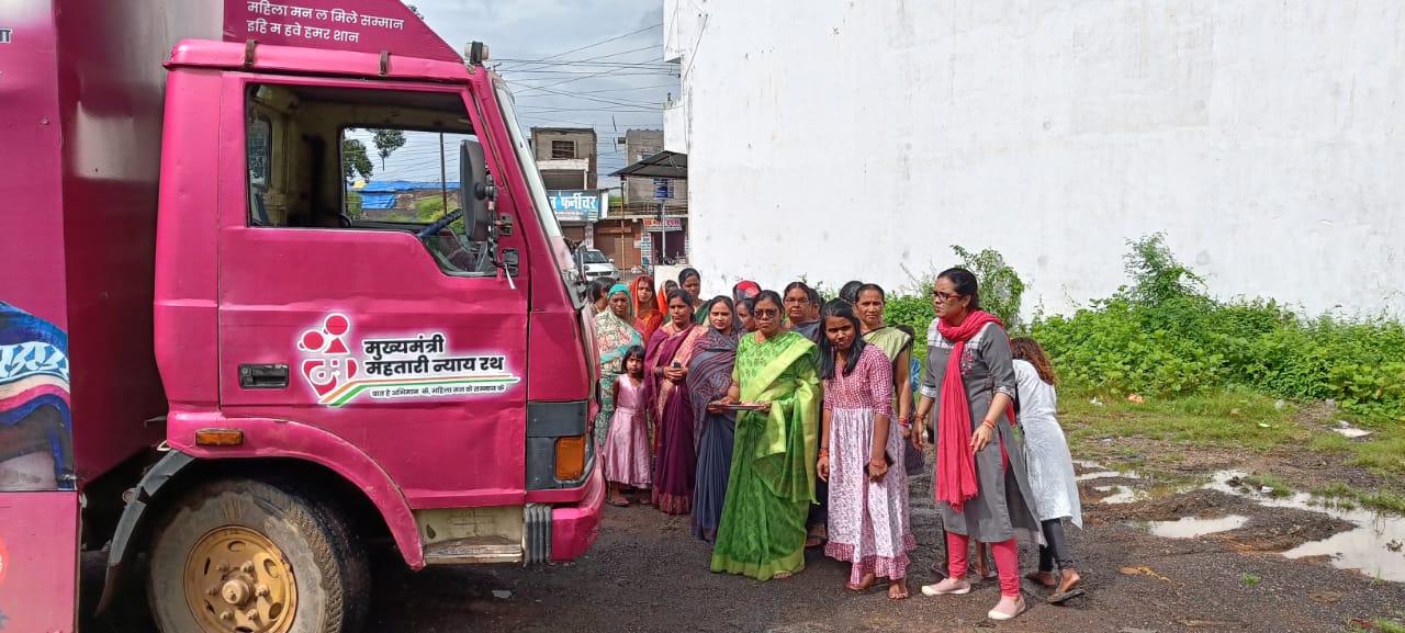 बनारी, जांजगीर और पीथमपुर में सीएम महतारी न्याय रथ का आगमन बनारी, जांजगीर और पीथमपुर में सीएम महतारी न्याय रथ का आगमन
