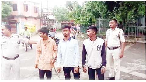 झांकी सजा रहे युवक पर हमला, चार गिरफ्तार, एक बच्चा भी झांकी सजा रहे युवक पर हमला, चार गिरफ्तार, एक बच्चा भी