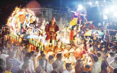 बारिश के बीच हजारों ने देखी झांकियां विसर्जन दोपहर तक होता रहा बारिश के बीच हजारों ने देखी झांकियां विसर्जन दोपहर तक होता रहा