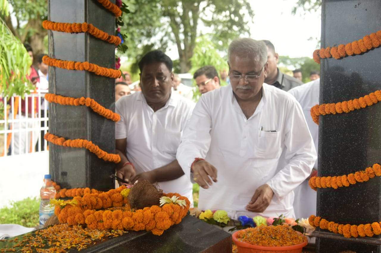 नंदकुमार-दिनेश पटेल की समाधि स्थल पहुंचे सीएम, दी श्रद्धांजलि