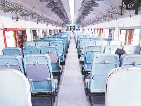 दुरंतो हो या इंटरसिटी, रेलवे को टाइम टेबल की फिक्र ही नहीं, यात्रियों में बढ़ रहा गुस्सा