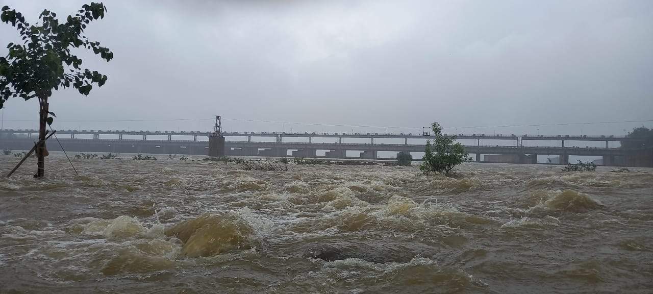 गंगेरल बांध लबालब, 4 गेट से फिर छोड़ा 15 हजार क्यूसेक पानी, 