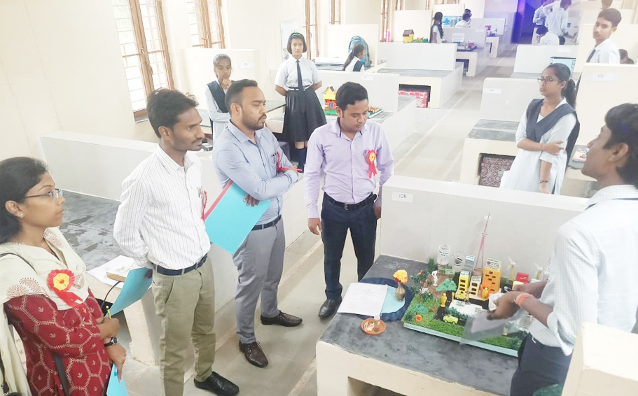 विद्यार्थियों ने बनाए सडक़ हादसे रोकने, डाटा ट्रांसफर व प्रदूषण मुक्त शहर बनाने मॉडल, 105 में से 21 श्रेष्ठ चुने गए