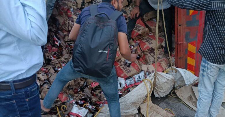 टाटीबंध के पास बियर भरा ट्रक पलटा टाटीबंध के पास बियर भरा ट्रक पलटा