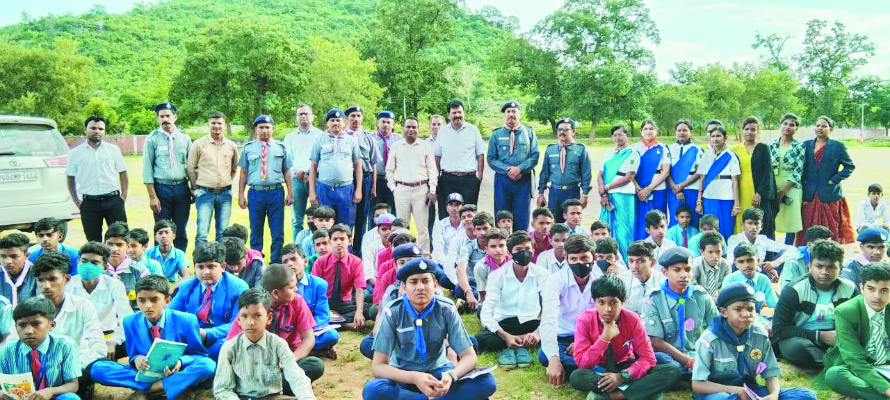 कलेक्टर-एसपी ने देखे वनांचल क्षेत्र के स्कूल