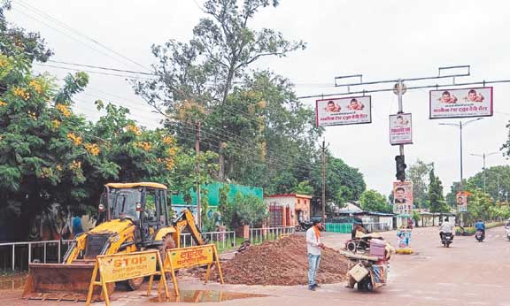 सडक़ खोदकर छह दिनों से सुधार जा रहा क्षतिग्रस्त पाइप लाइन
