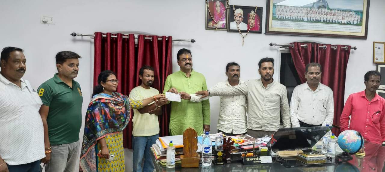 मृत बालक के परिजन को 4 लाख का चेक