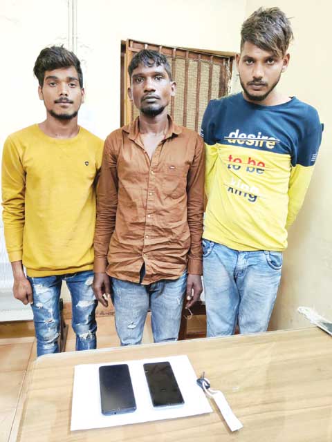 बाइक में घूम, घूमकर लूट-चोरी, करने वाले तीन शातिर गिरफ्तार बाइक में घूम, घूमकर लूट-चोरी, करने वाले तीन शातिर गिरफ्तार