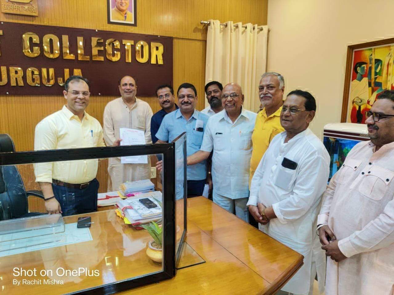 गांधी स्टेडियम में लाइट लगवाने सरगुजा कलेक्टर को सौंपा ज्ञापन