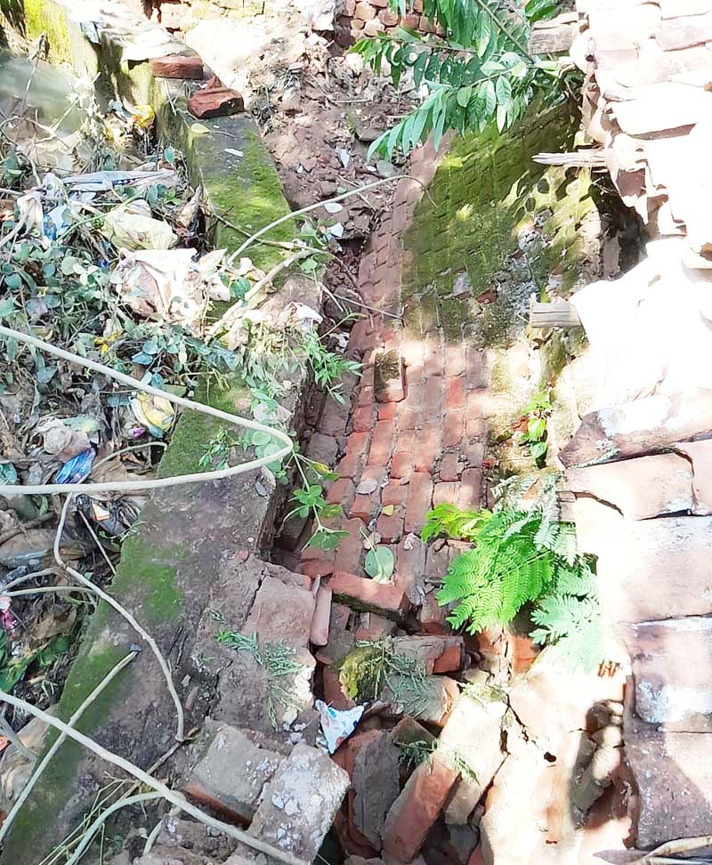अनवरत बारिश से बाउंड्रीवाल धराशायी, घर में घुस रहा पानी