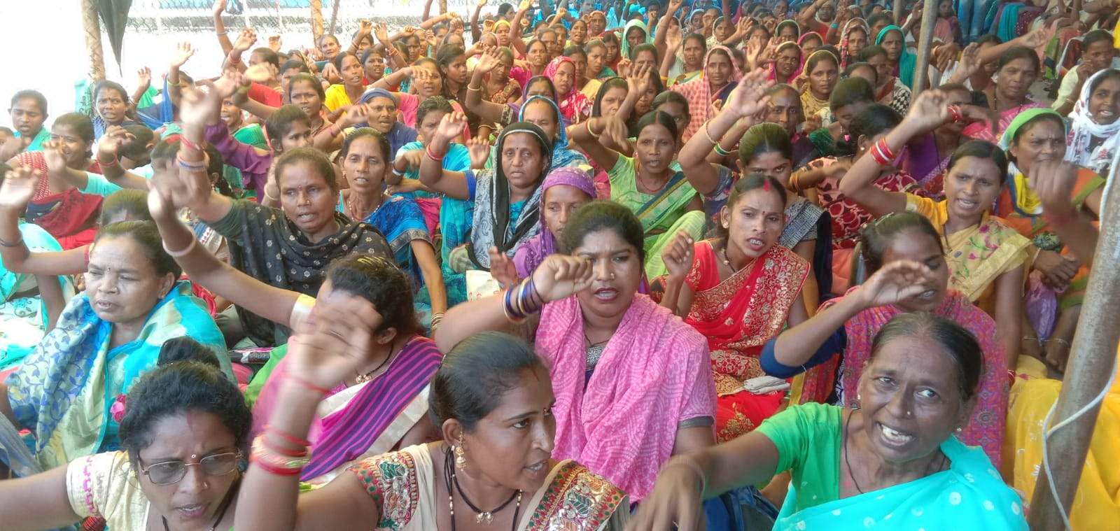 मांगों को ले मध्यान्ह भोजन रसोइये बेमियादी हड़ताल पर मांगों को ले मध्यान्ह भोजन रसोइये बेमियादी हड़ताल पर