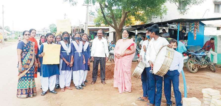 स्कूली बच्चों ने निकाली साक्षरता रैली