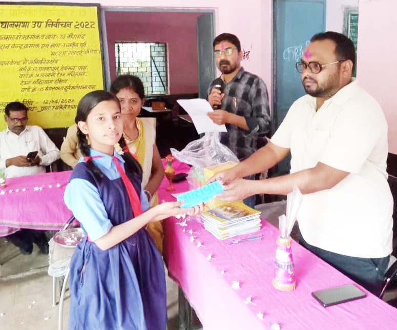 प्रतियोगिताओं में उत्कृष्ट प्रदर्शन करने वाले बच्चे पुरस्कृत प्रतियोगिताओं में उत्कृष्ट प्रदर्शन करने वाले बच्चे पुरस्कृत
