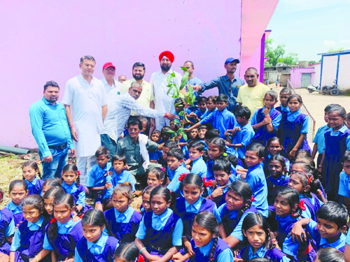 मरकाम के जन्मदिन पर हुए कई कार्यक्रम