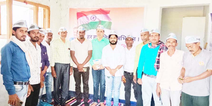 ग्राम संपर्क अभियान से आप से जुड़ रहे लोग- तेजेन्द्र