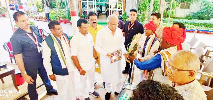 बस्तर दशहरा कमेटी ने दिया मुख्यमंत्री को न्यौता