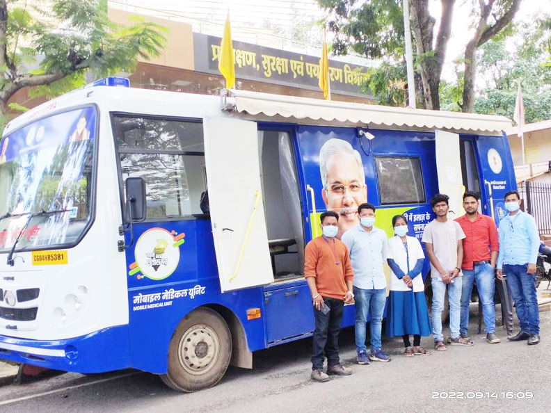 चिकित्सकीय मोबाइल मेडिकल यूनिट द्वारा हो रहा लोगों का इलाज