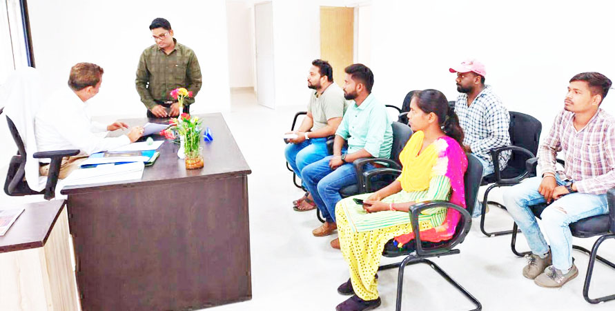 हमर सारंगढ़ गु्रप ने 5 सूत्रीय मांगों का ले कलेक्टर -एसपी को सौंपा ज्ञापन