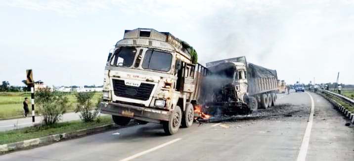 राजधानी से 80 किमी दूर दो ट्रकों में टक्कर, राड में फंसा बैठा ड्राइवर जला राजधानी से 80 किमी दूर दो ट्रकों में टक्कर, राड में फंसा बैठा ड्राइवर जला