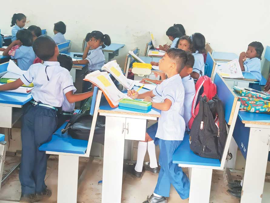 आत्मानंद स्कूल में शिक्षकों की कमी, सफाईकर्मी नहीं, सौ मीटर दूर शौचालय