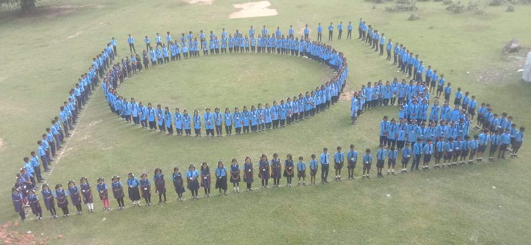 स्कूलों में मानव श्रृंखला बनाकर मनाया विश्व ओजोन दिवस