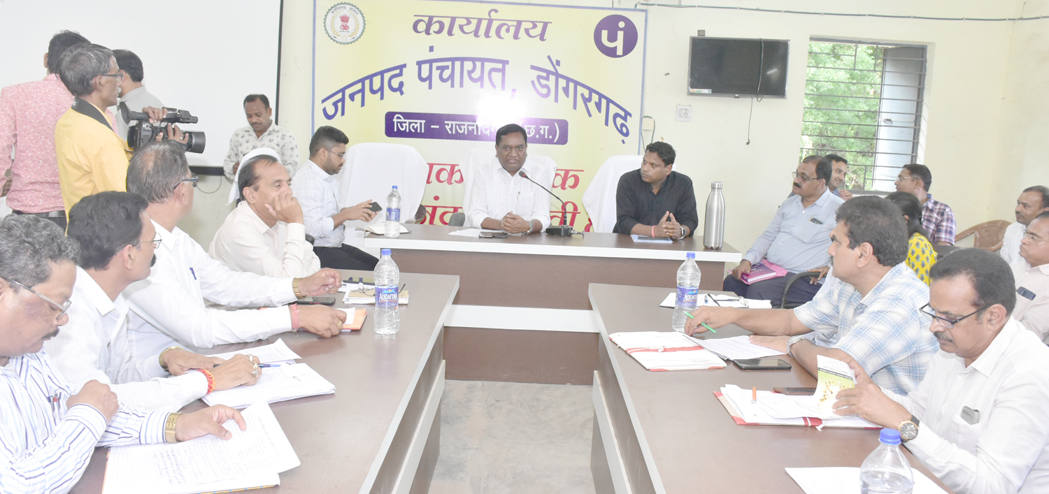 योजनाओं की वस्तुस्थिति जानने टीम पहुंची ग्राम पंचायत