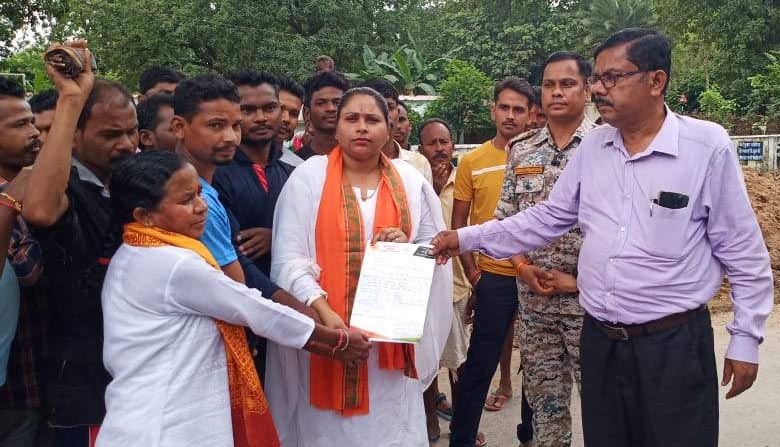 एनएच-30 बदहाल, नाराज ग्रामीणों ने किया चक्काजाम