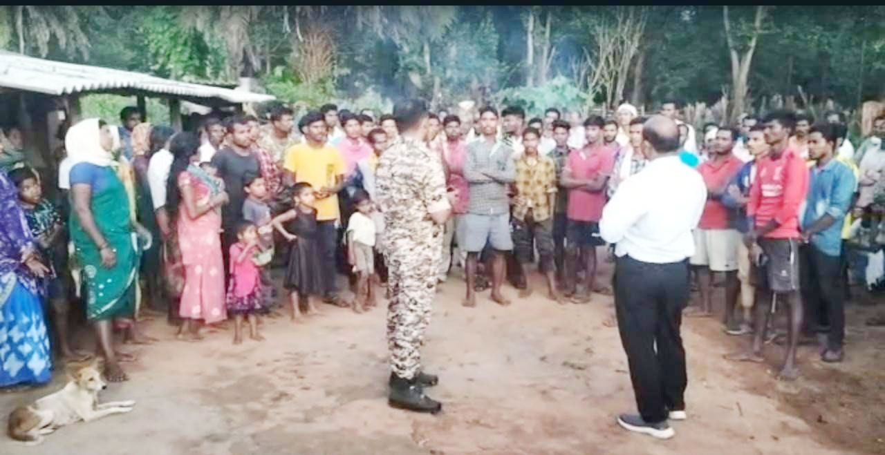 धर्मांतरित महिला के शव को ग्रामीणों ने नहीं दिया दफनाने, प्रशासन ने किया अंतिम संस्कार धर्मांतरित महिला के शव को ग्रामीणों ने नहीं दिया दफनाने, प्रशासन ने किया अंतिम संस्कार
