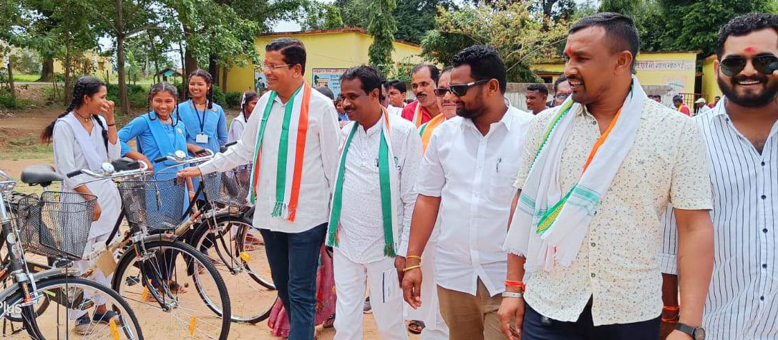 मुनगापदर पहुंचे मरकाम, छात्राओं को दी साइकिल मुनगापदर पहुंचे मरकाम, छात्राओं को दी साइकिल