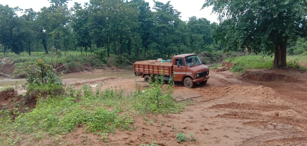पाबंदी का कोई असर नहीं, डंके की चोट पर हो रही रेत खुदाई पाबंदी का कोई असर नहीं, डंके की चोट पर हो रही रेत खुदाई
