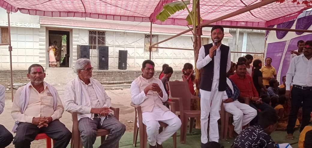 विश्वकर्मा पूजा के लिए पहुंचे ग्रामीण विश्वकर्मा पूजा के लिए पहुंचे ग्रामीण