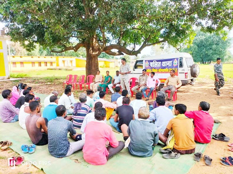 बढ़ते अपराधों को रोकने ग्रामीण क्षेत्रों में चलित थाना लगाकर किया जा रहा जागरूक बढ़ते अपराधों को रोकने ग्रामीण क्षेत्रों में चलित थाना लगाकर किया जा रहा जागरूक