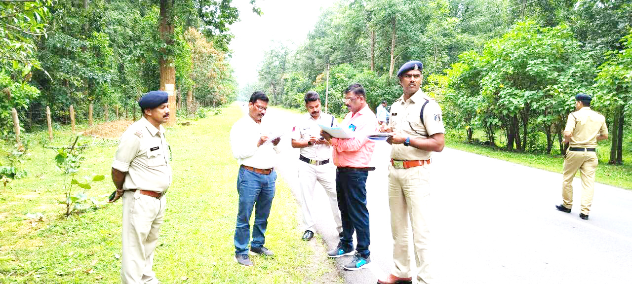 स्टेट हाईवे पर घटित सडक़ दुर्घटना का अफसरों ने किया निरीक्षण