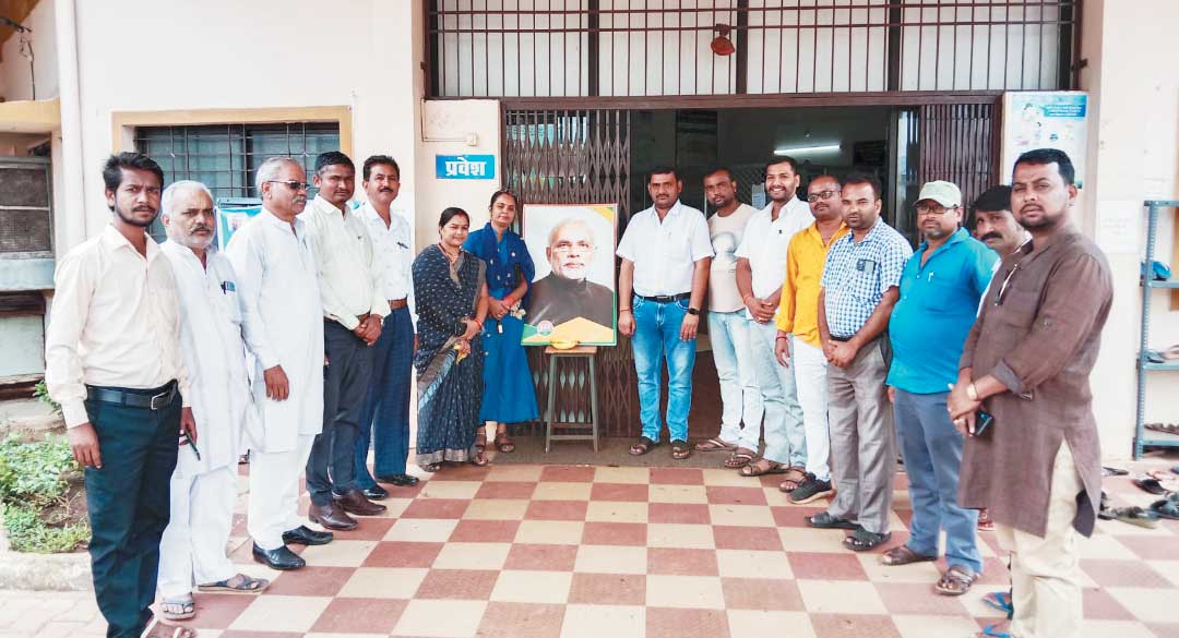फल बांटकर भाजपाइयों ने मनाया प्रधानमंत्री का जन्मदिन फल बांटकर भाजपाइयों ने मनाया प्रधानमंत्री का जन्मदिन