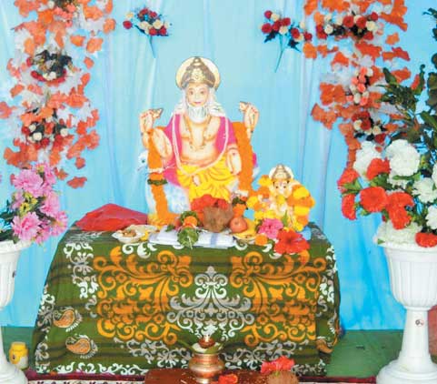 रेंगाखार थाने में विश्वकर्मा की पूजा रेंगाखार थाने में विश्वकर्मा की पूजा