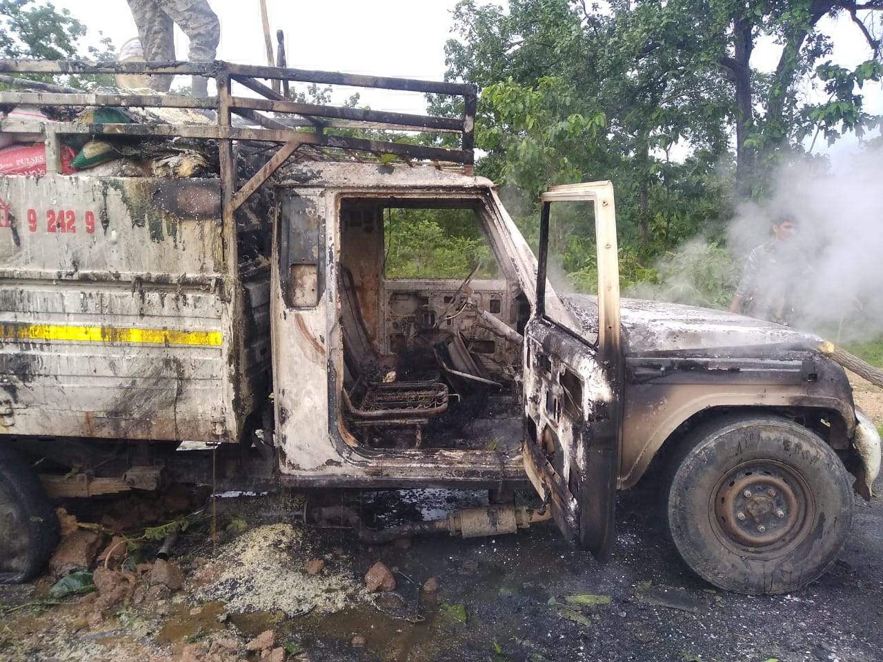 सीआरपीएफ के लिए सब्जी ले जा रही गाड़ी को नक्सलियों ने फूंका सीआरपीएफ के लिए सब्जी ले जा रही गाड़ी को नक्सलियों ने फूंका