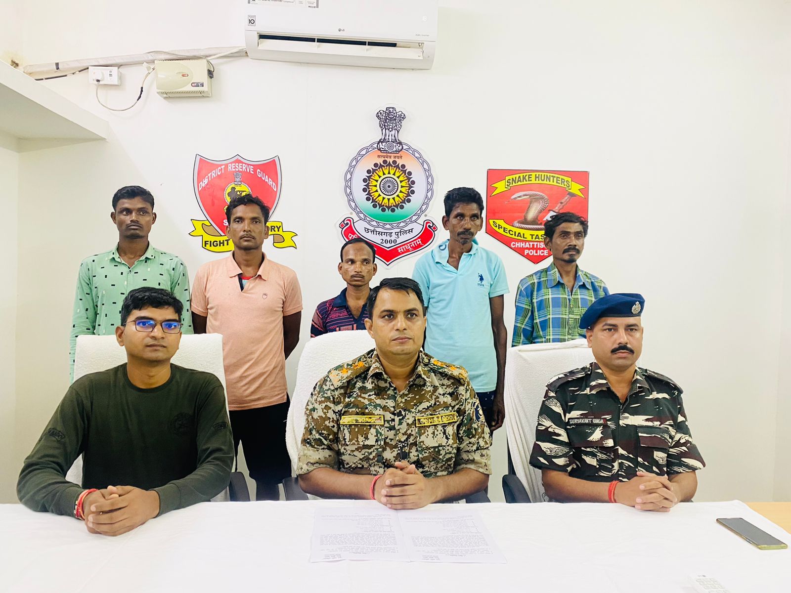  ईनामी नक्सली के साथ 5 का समर्पण