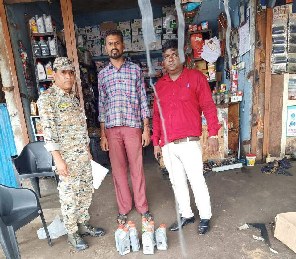 दुकानों में छापा, नकली कैस्ट्रोल इंजन ऑयल जब्त, दुकानदारों पर कार्रवाई