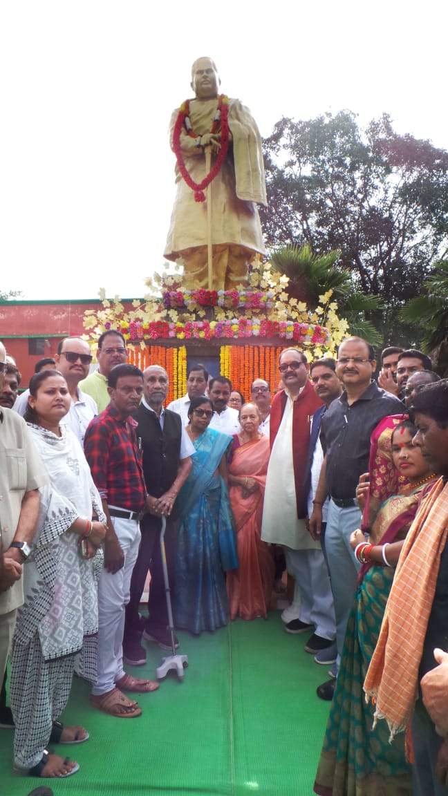 पुण्यतिथि पर बैरिस्टर ठा. छेदीलाल को दी श्रद्धांजलि, किया नमन