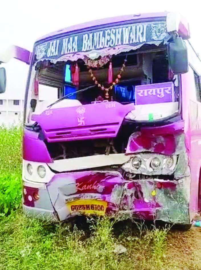 बस-बाइक में भिड़ंत, 3 मौतें