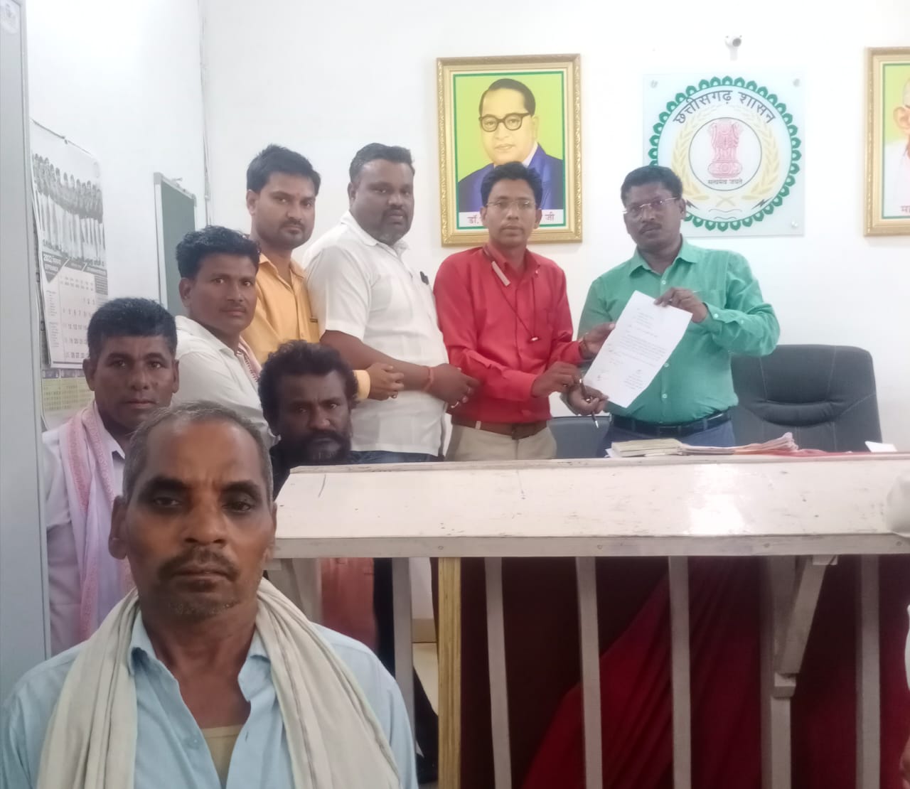 1 नवंबर से धान खरीदी की मांग को लेकर राज्यपाल को ज्ञापन 1 नवंबर से धान खरीदी की मांग को लेकर राज्यपाल को ज्ञापन