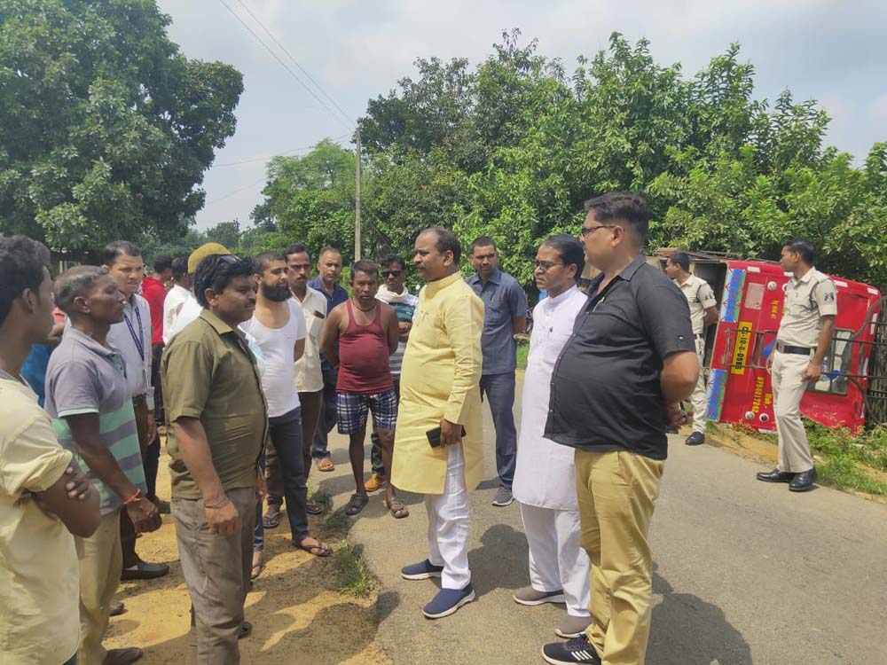 बेकाबू बस पलटी, दर्जनों यात्री घायल बेकाबू बस पलटी, दर्जनों यात्री घायल