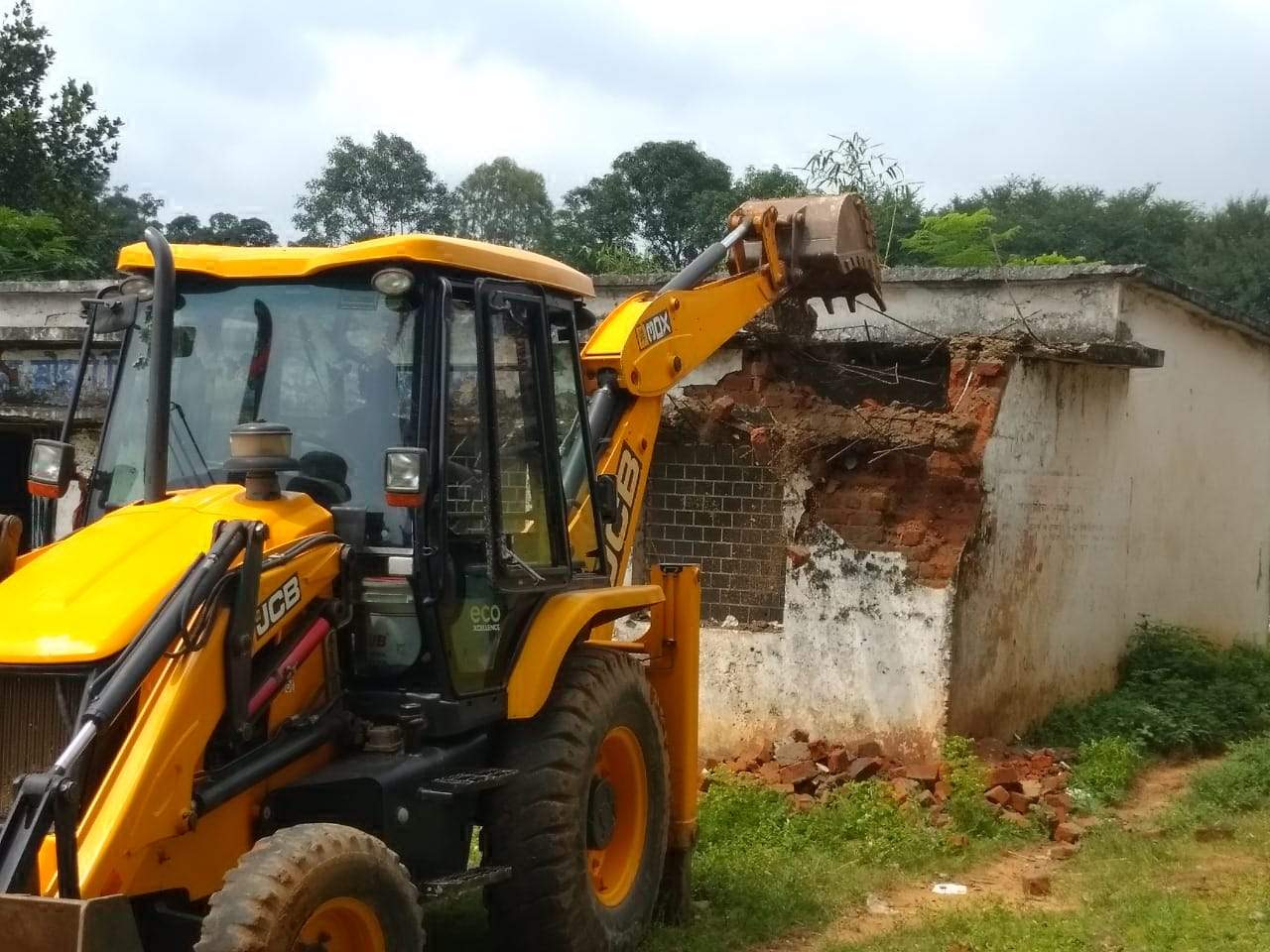 जर्जर स्कूल भवनों को ढहाना शुरू