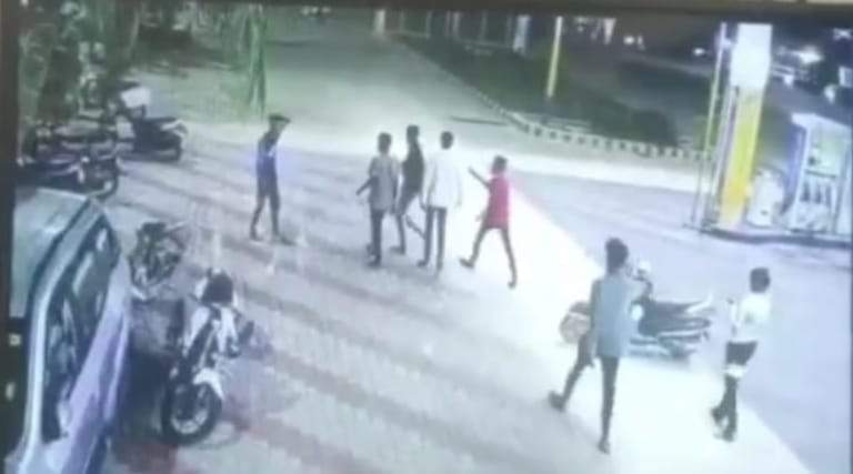 सिगरेट पीने से मना करने पर पेट्रोल पंप कर्मियों से मारपीट, सीसीटीवी में कैद हुई घटना